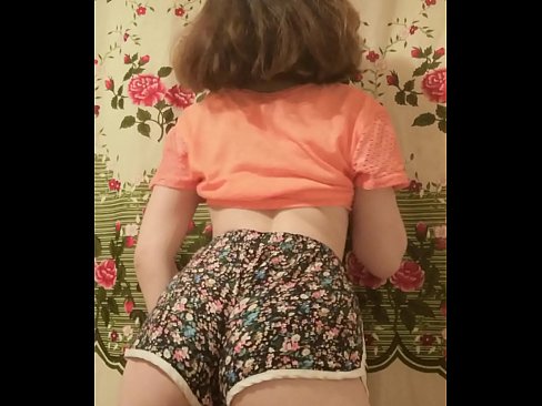 ❤️ Seksega juna bebo demetas sian pantalonon ĉe fotilo ❌ Belega porno ĉe ni