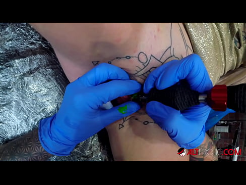❤️ Ekstreme tatuita varmulo Sully Savage ricevis tatuon sur sia klitoro ❌ Belega porno ĉe ni
