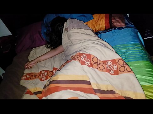 ❤️ Vicfilo kritikante sian junan duonpatrinon dum ŝi dormas. ❌ Belega porno ĉe ni