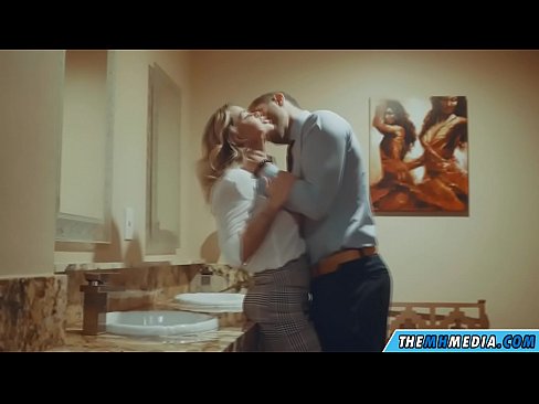 ❤️ Kiam belplena blondulo delogas vin en publika necesejo ❌ Belega porno ĉe ni